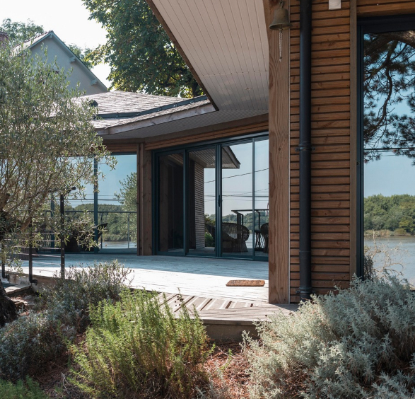 Maison équipée de menuiseries performantes et de grandes baies vitrées pour améliorer l'isolation thermique